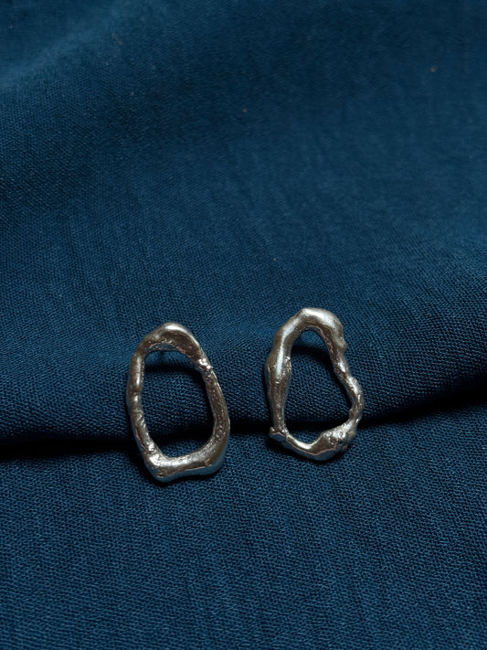 Molten stud earrings