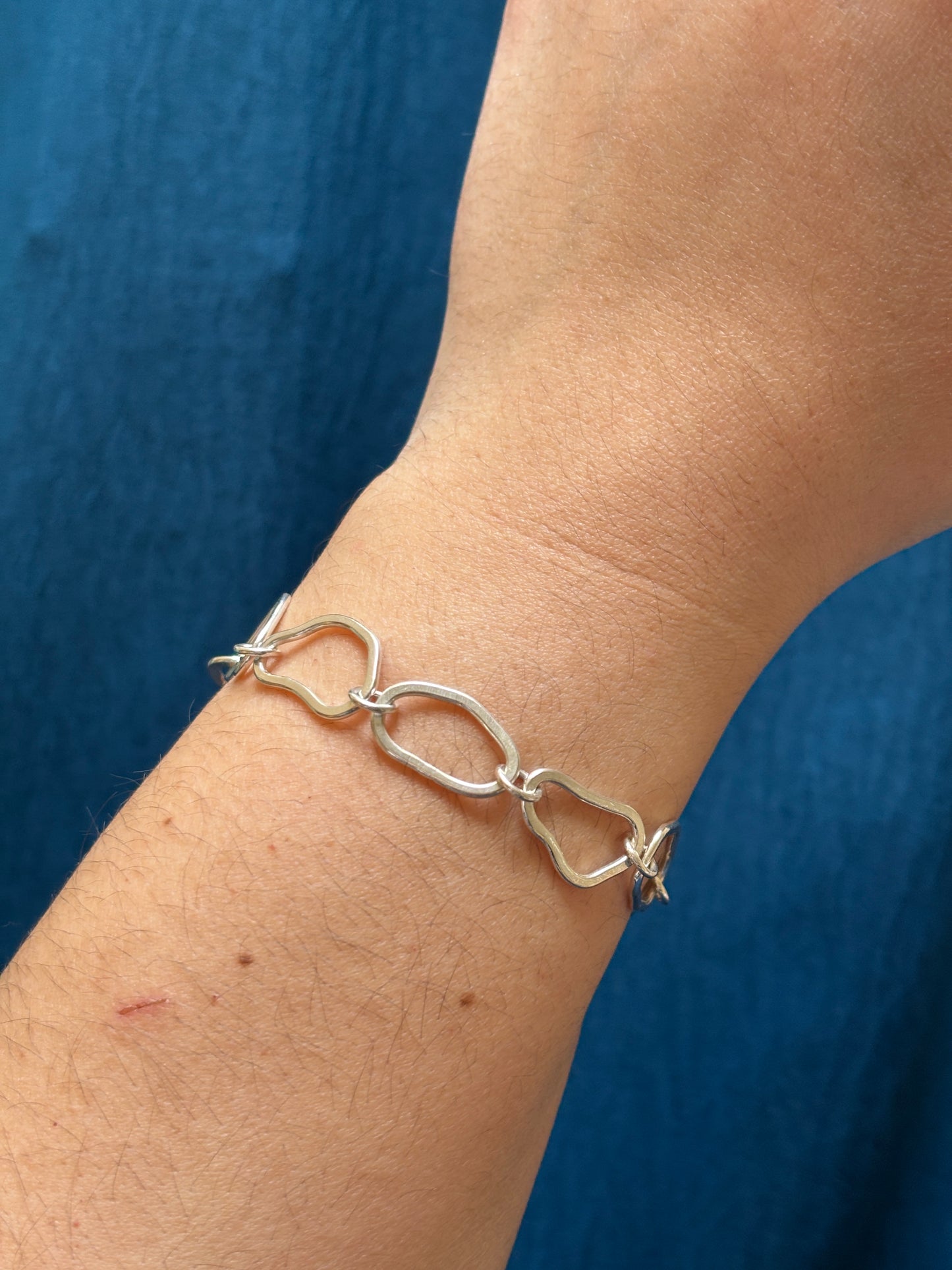 Wobbly links bracelet