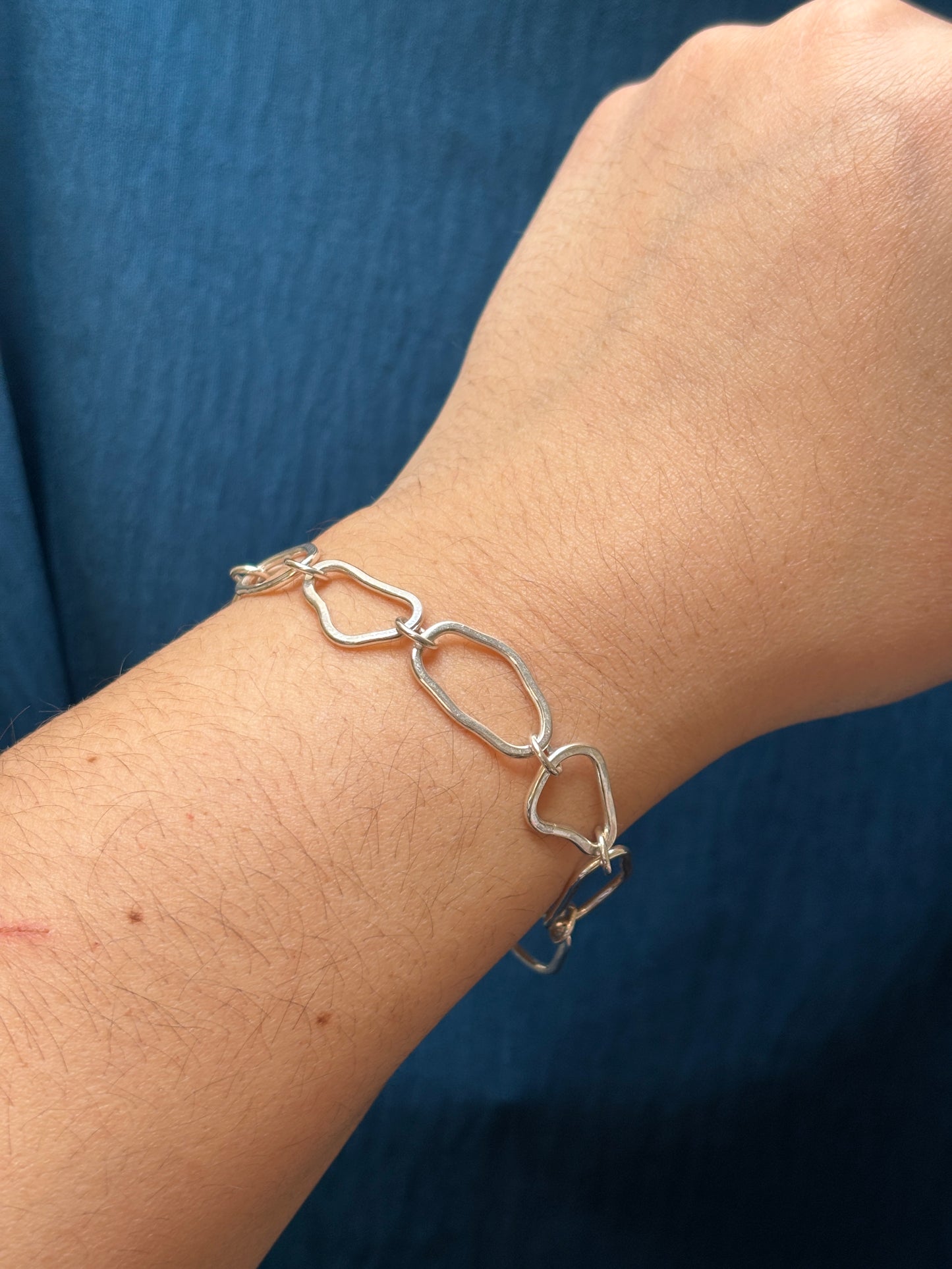 Wobbly links bracelet